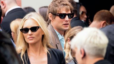 Sie lässt ihn alleine feiern