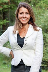 Was sie liebt: Handgemachten Honig Was sie will: Imkereien in ganz Europa retten Wer ihr dabei hilft: Bienen- Fans, die investieren