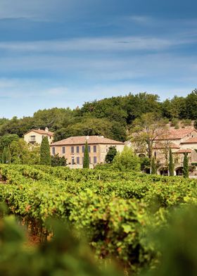 Sie spricht über Geldprobleme