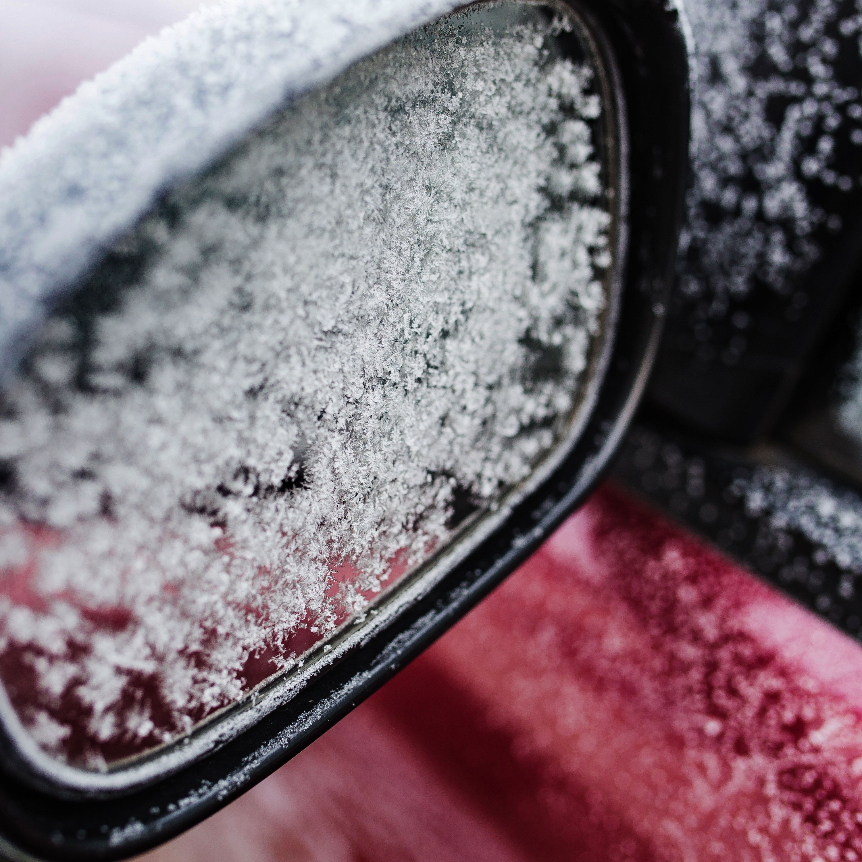 Schnee, Straßen und das merkwürdige Verhalten autofahrender Großstadtbewohner während der Winterzeit