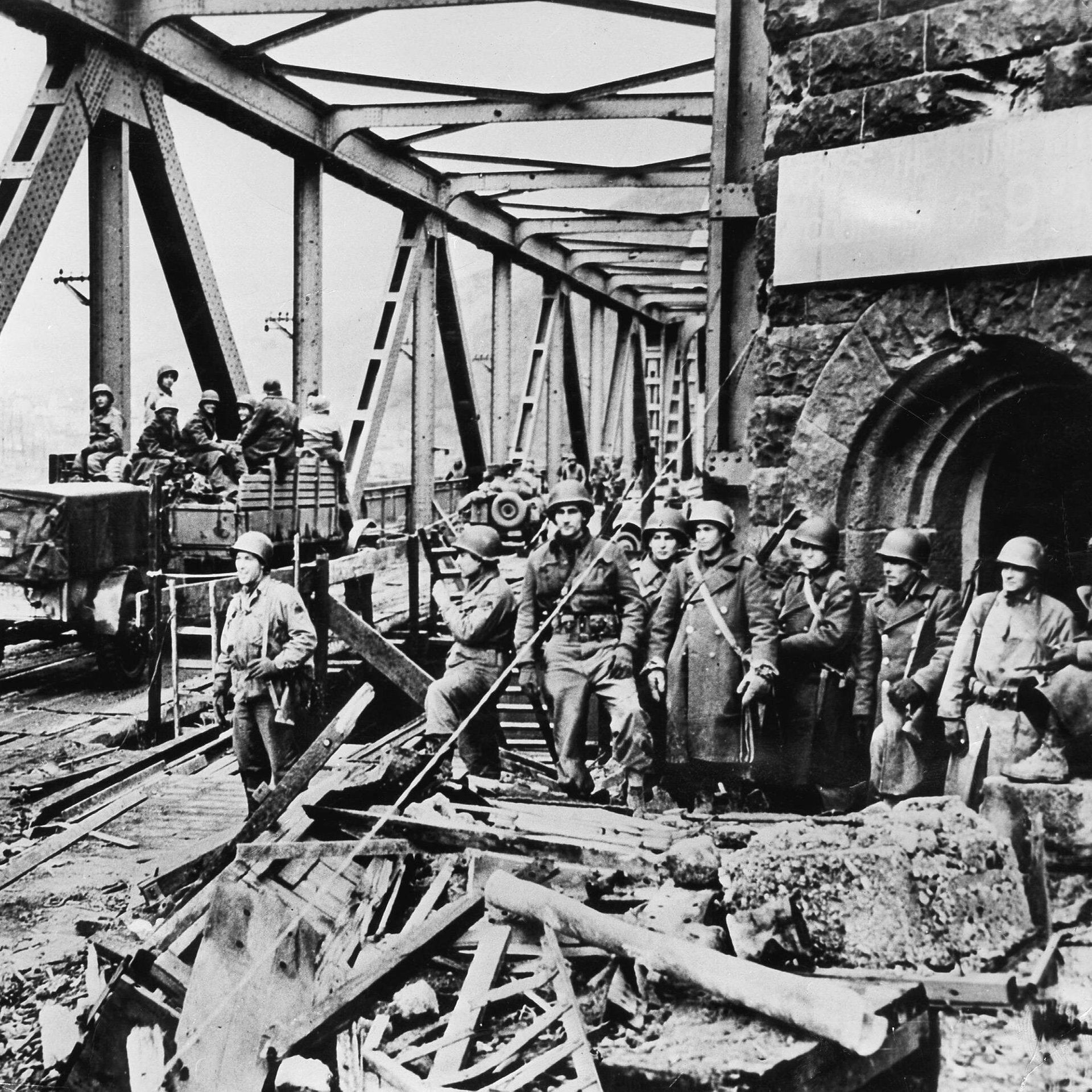 07.03.1945: US-amerikanische Truppen erobern die Brücke von Remagen