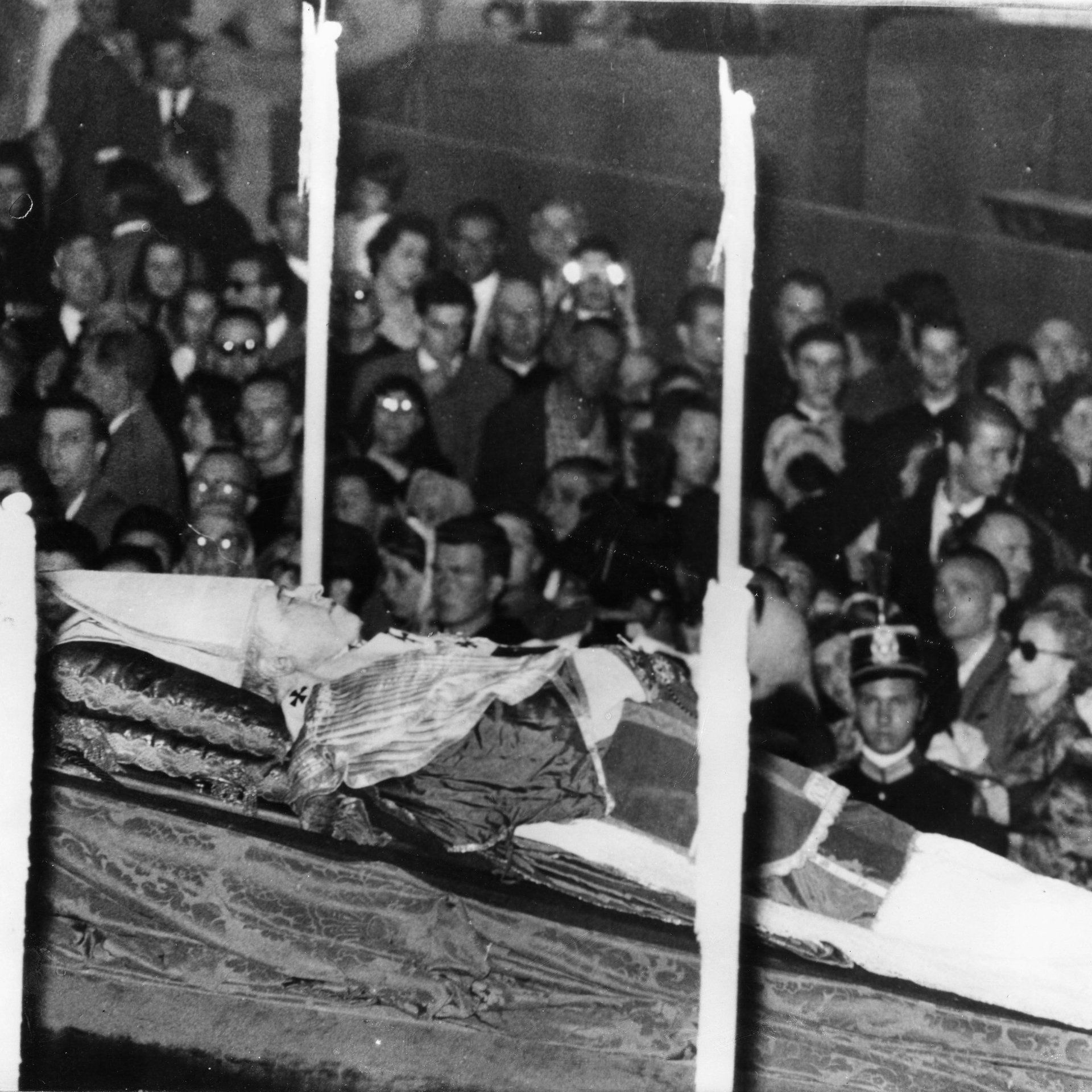 14.10.1958: Fotos des sterbenden Papstes Pius XII. werden verkauft