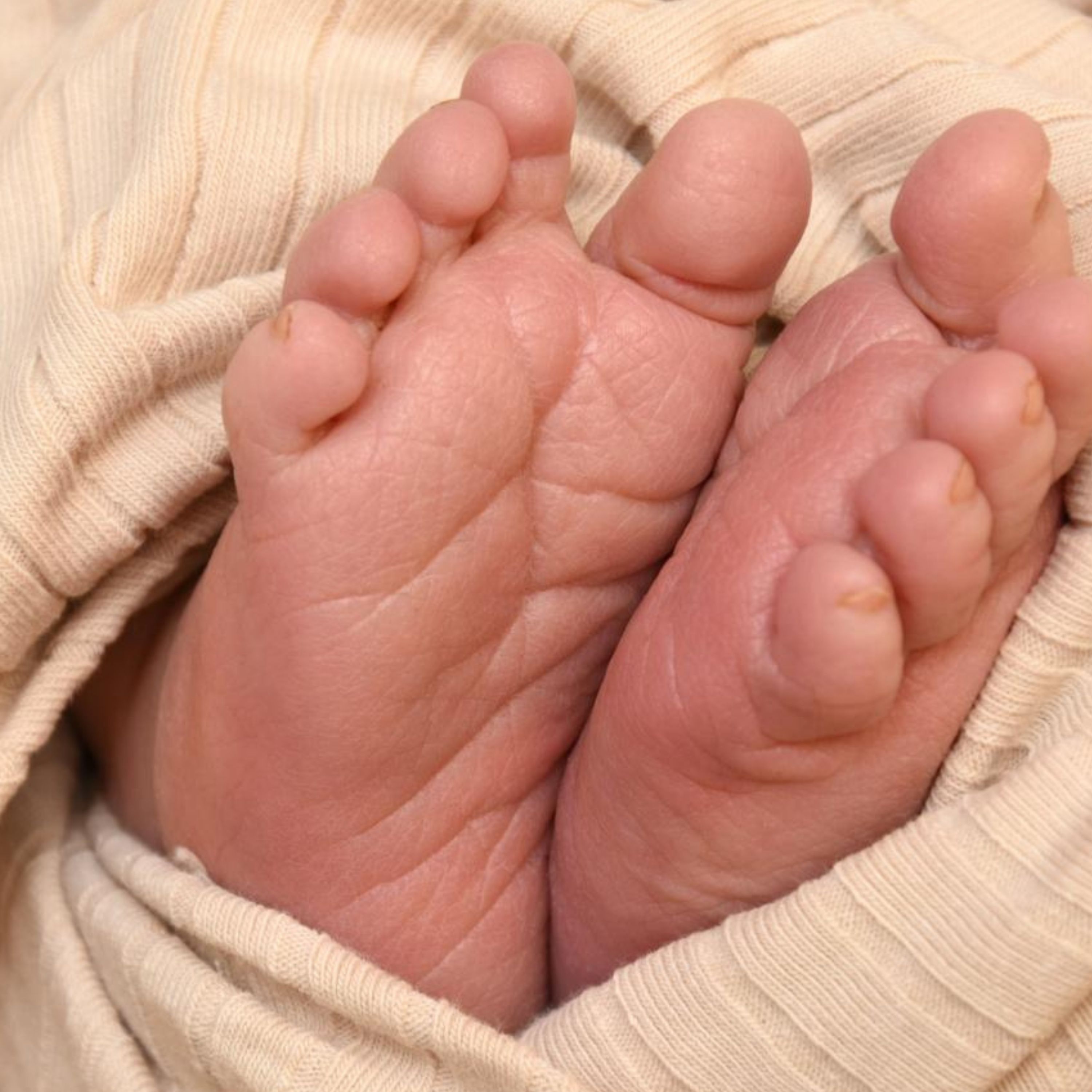 207 | Sarah - Zweite Geburt, Schwangerschaftsdiabetes-Diagnose im ersten Trimester, frühe Übungswehen, Sternenguckerbaby, Dammriss 2. Grades, Brustentzündung im Wochenbett