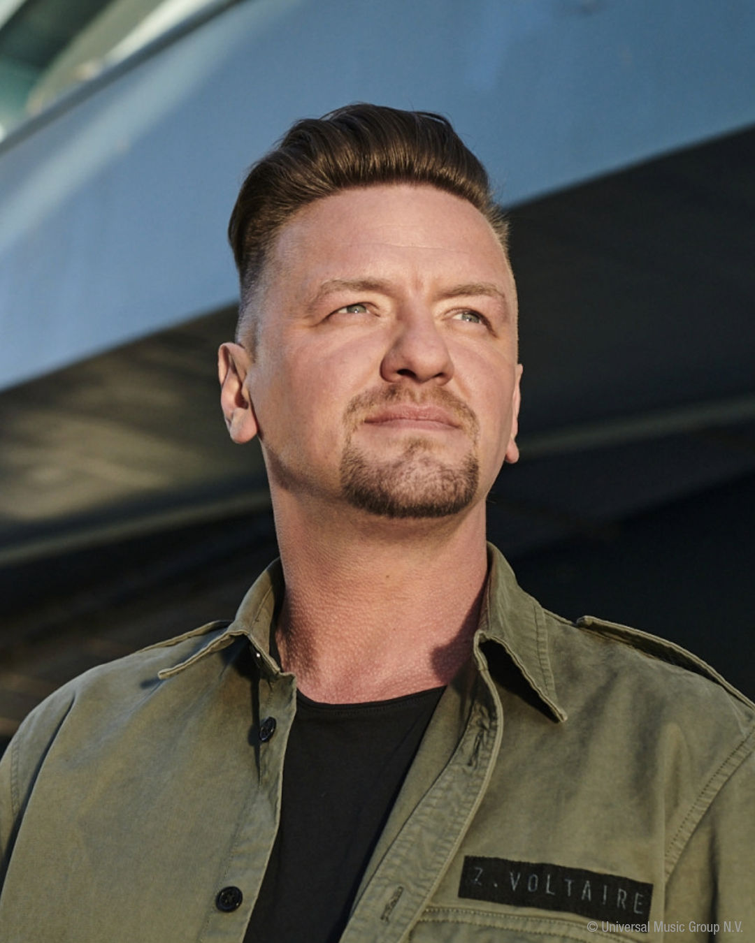 #76 „Na und?!“ war seine erste Single – und der Türöffner für seine Karriere. Seitdem kennt ihn jeder: Ben Zucker