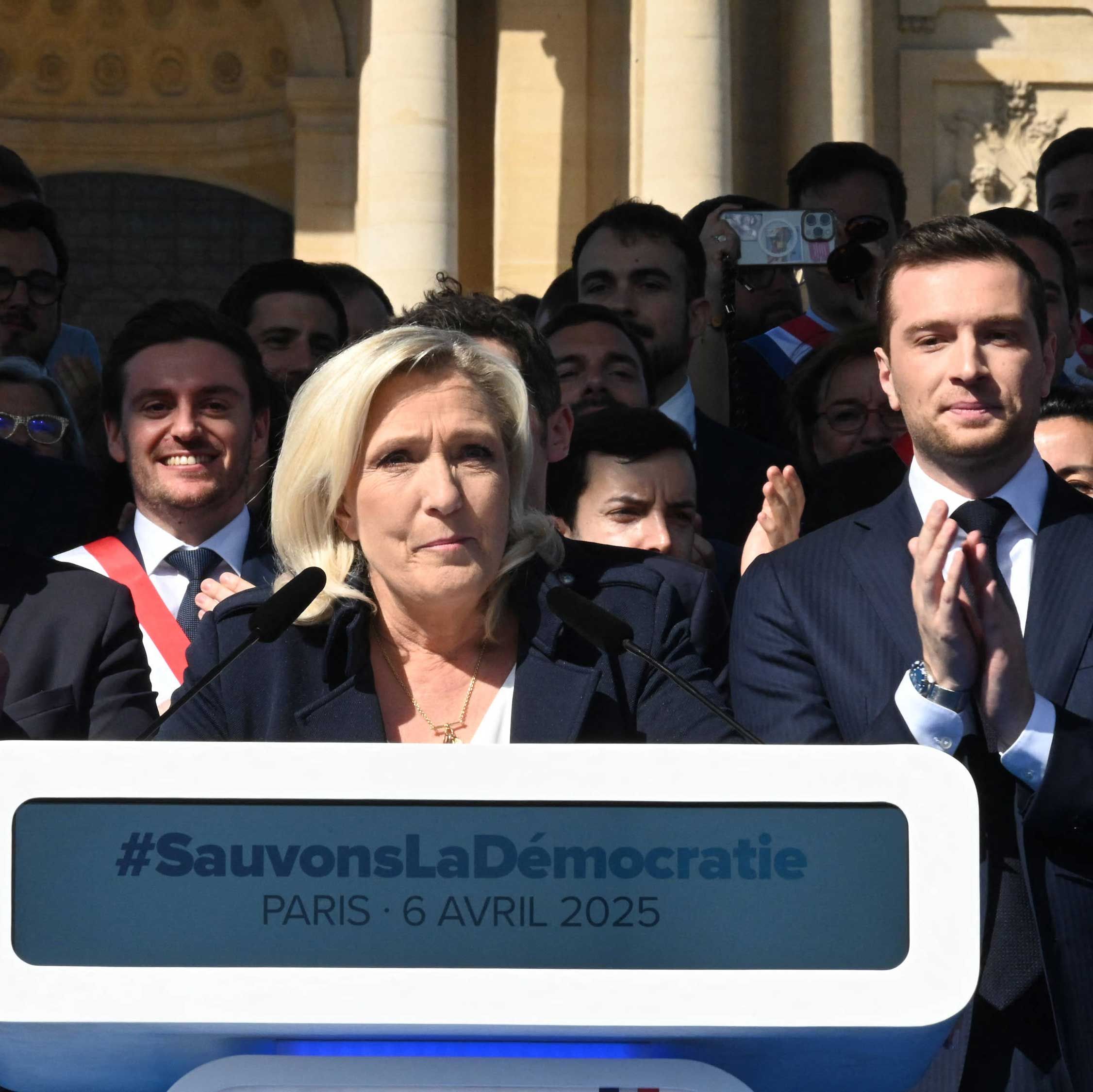 #78 - Der Fall Marine Le Pen: Verurteilt – und doch noch im Rennen?