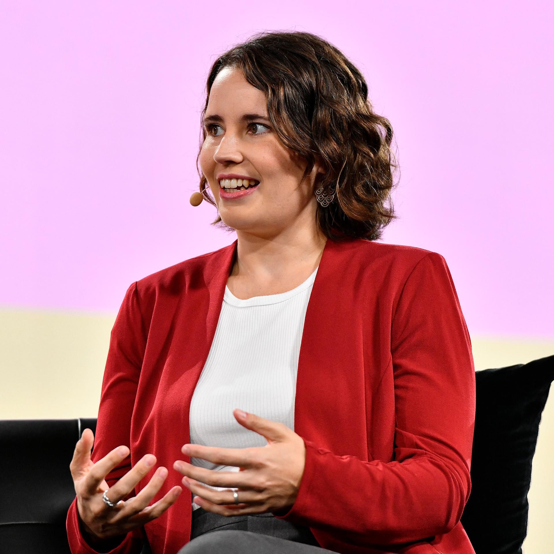 Abhängigkeitsstrukturen - Die Macht der großen KI-Konzerne – Gespräch mit Helen Toner