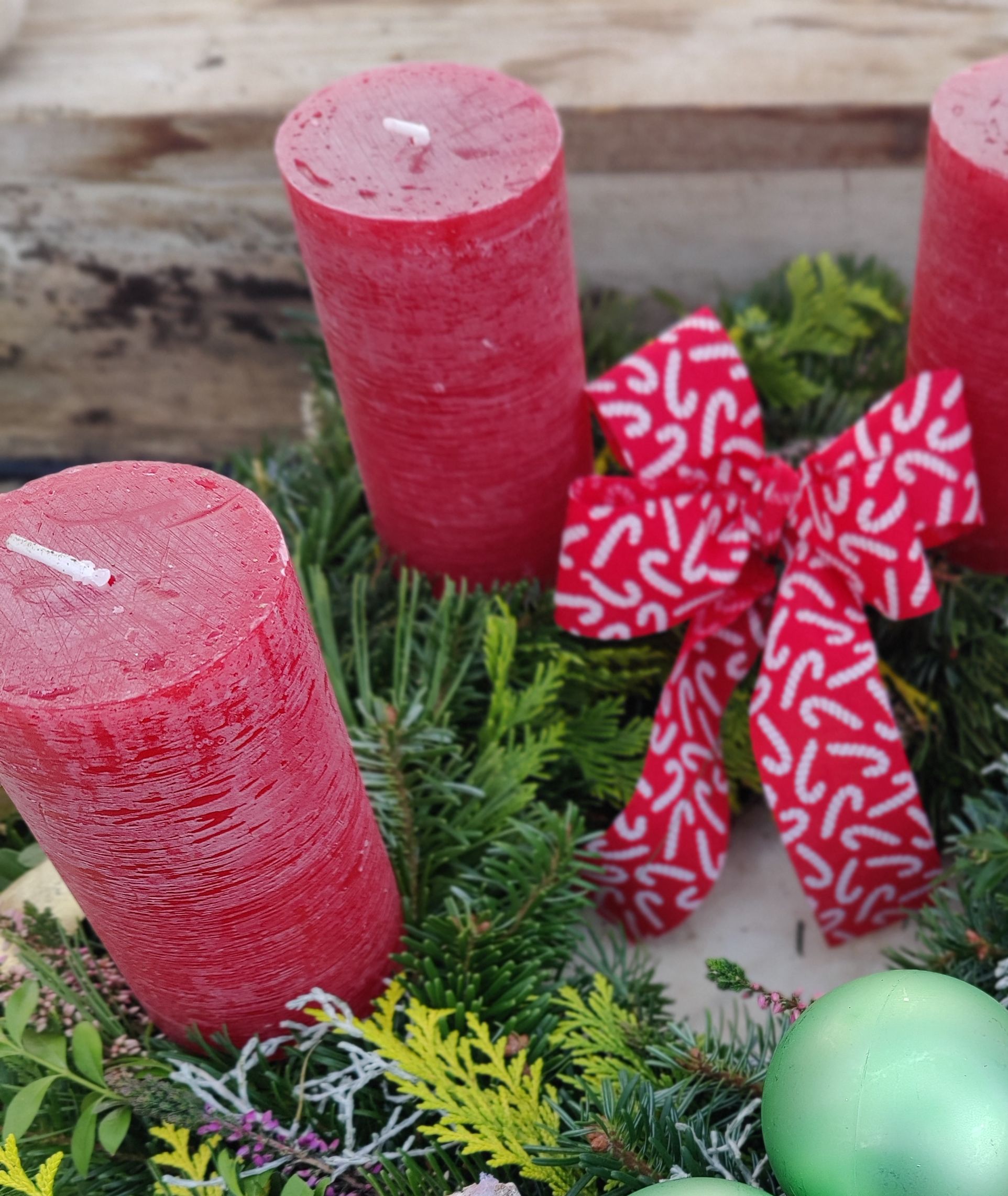 „Adventkranz? Können wir. Frieren? Noch besser. – DIY im 13-Grad-Gewächshaus“