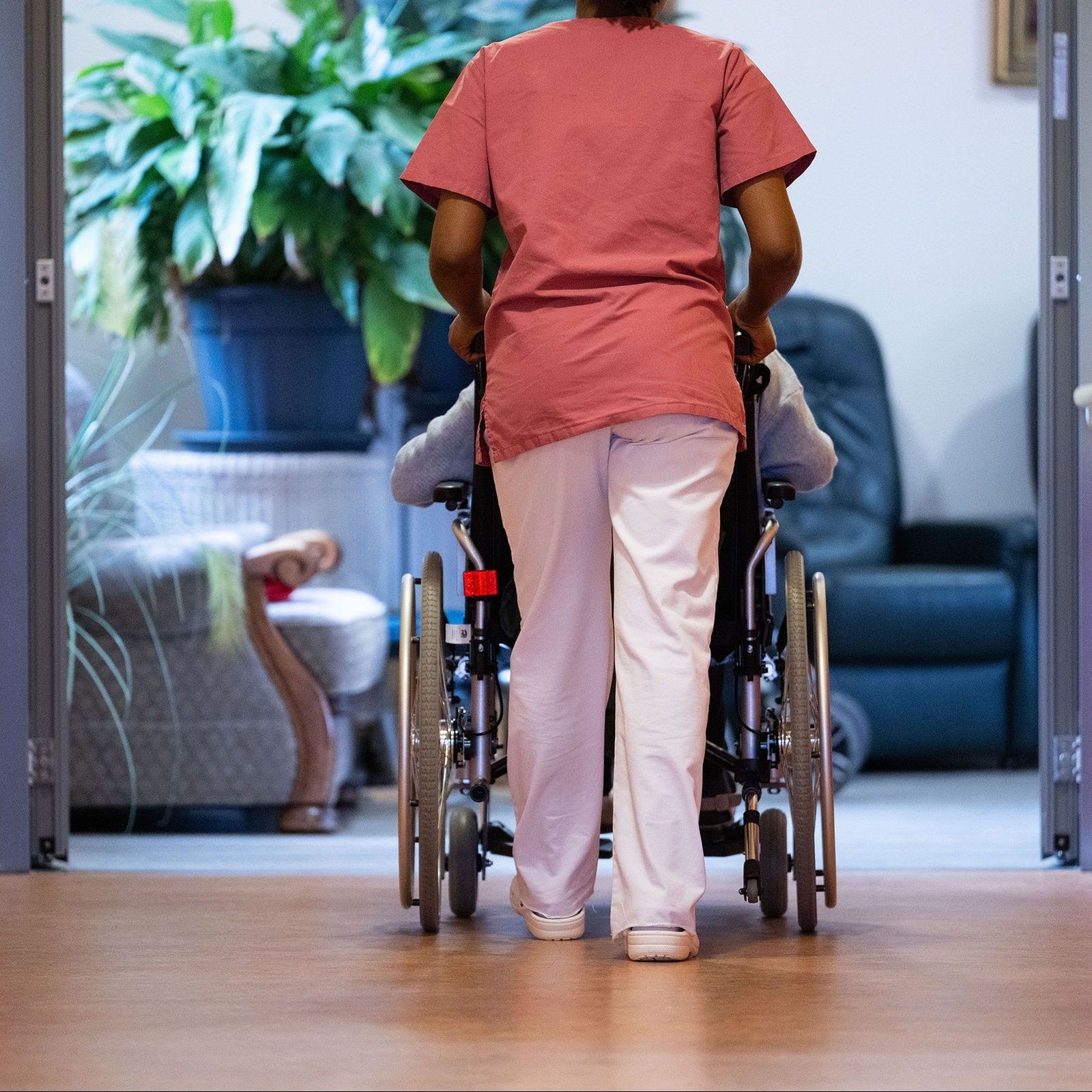 Verliert eine Altenpflegerin ohne Corona-Impfung ihren Lohnanspruch?