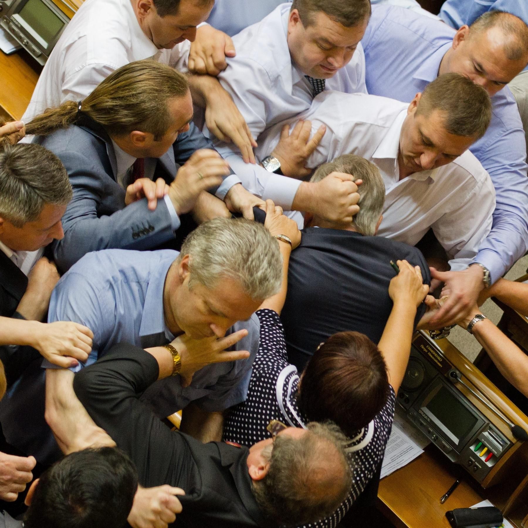 Angriffe statt Argumente - Wird Gewalt in der Politik salonfähig?