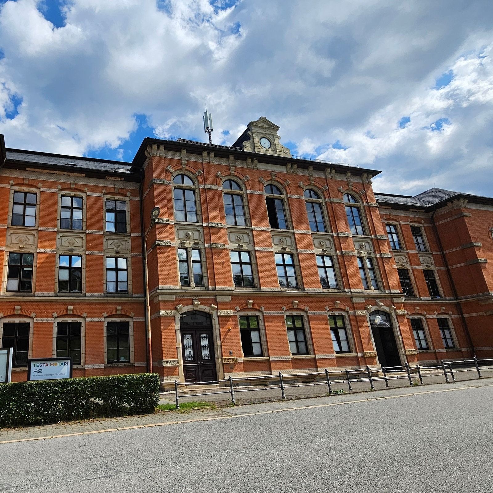Autozulieferer verwandelt Schule in Werkhalle