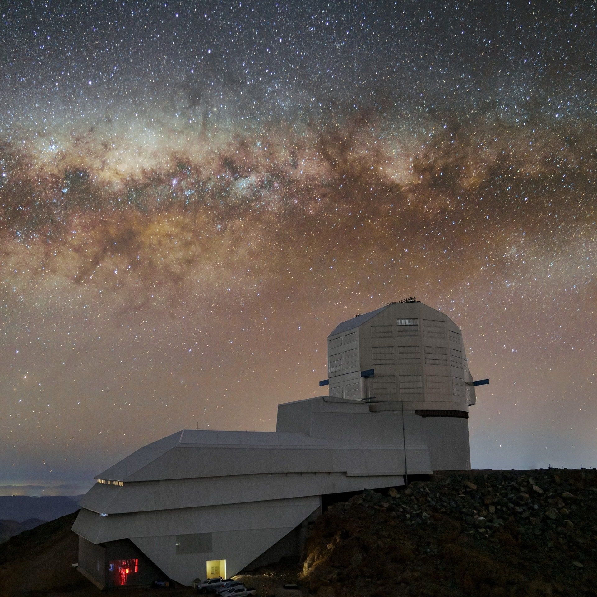 Blick in die Tiefen des Alls mit zwei neuen Teleskopen