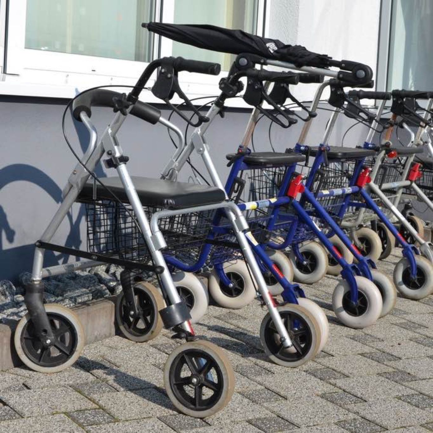 DaMudM0094: Hut, Stock, Schuhe und bald der Rollator. Nur ein Statement?