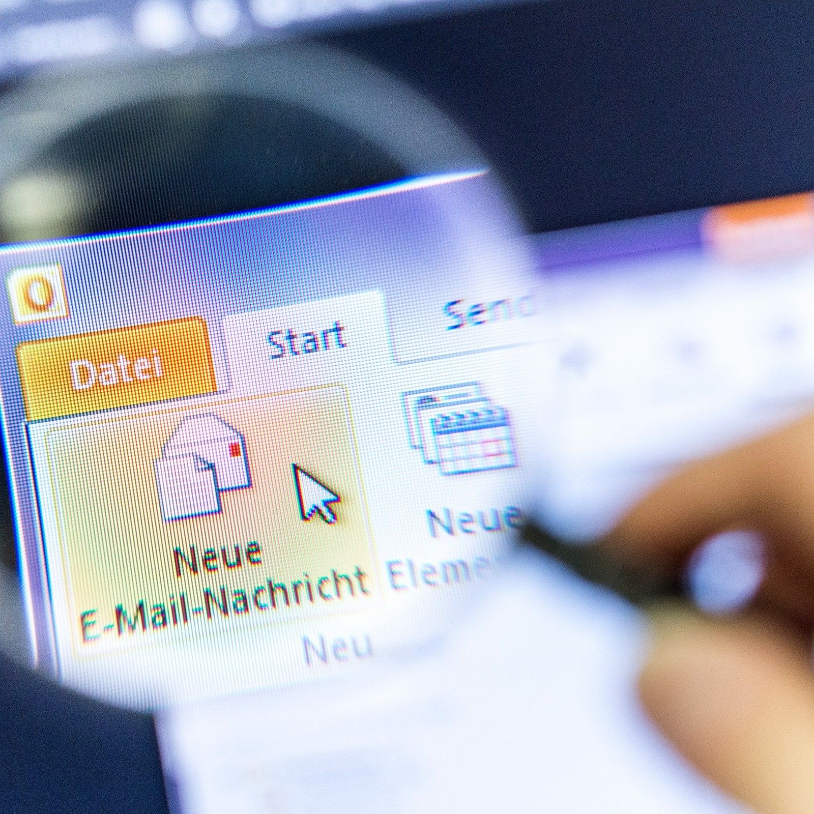 Datenleck im Ministerium: Gewerkschaft findet E-Mail-Check richtig