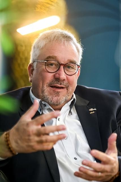 David Huber im Gespräch mit drei Autoren auf LinkedIn