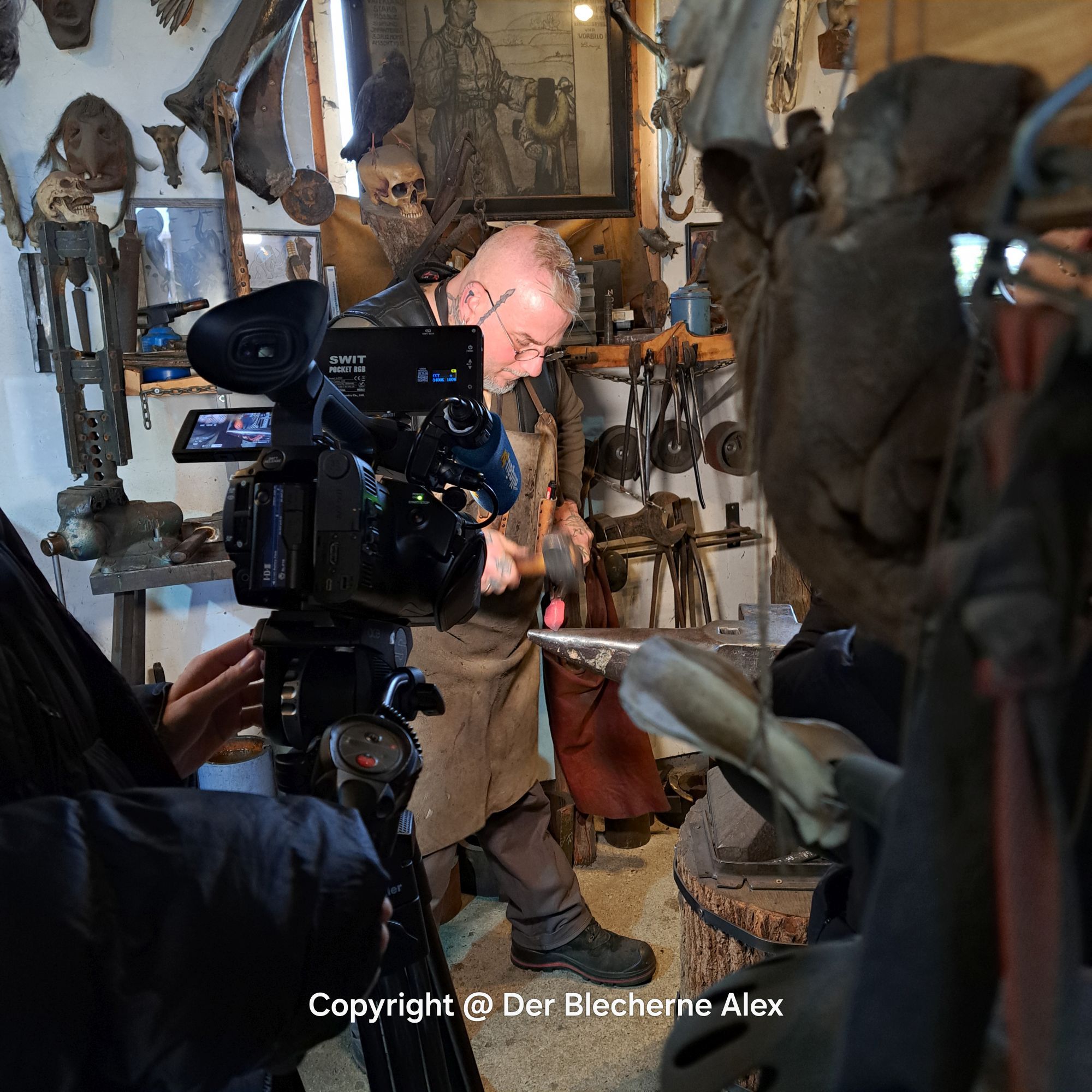 Der Messerschmied. Mit dem Messer fest in der Hand. Handgeschmiedete Messer auf Allgäu TV.
