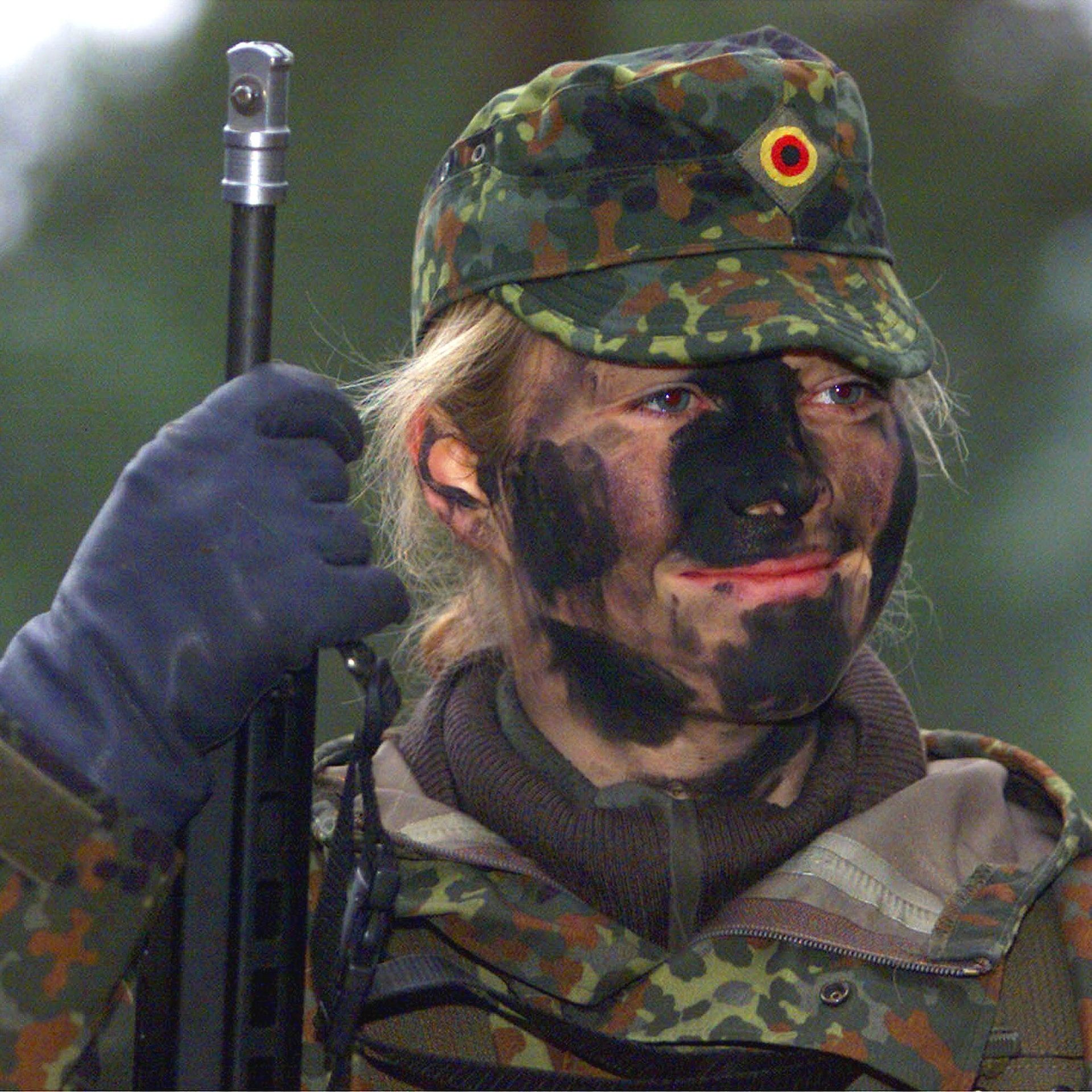 Die ersten Soldatinnen der Bundeswehr | 2.1.2001