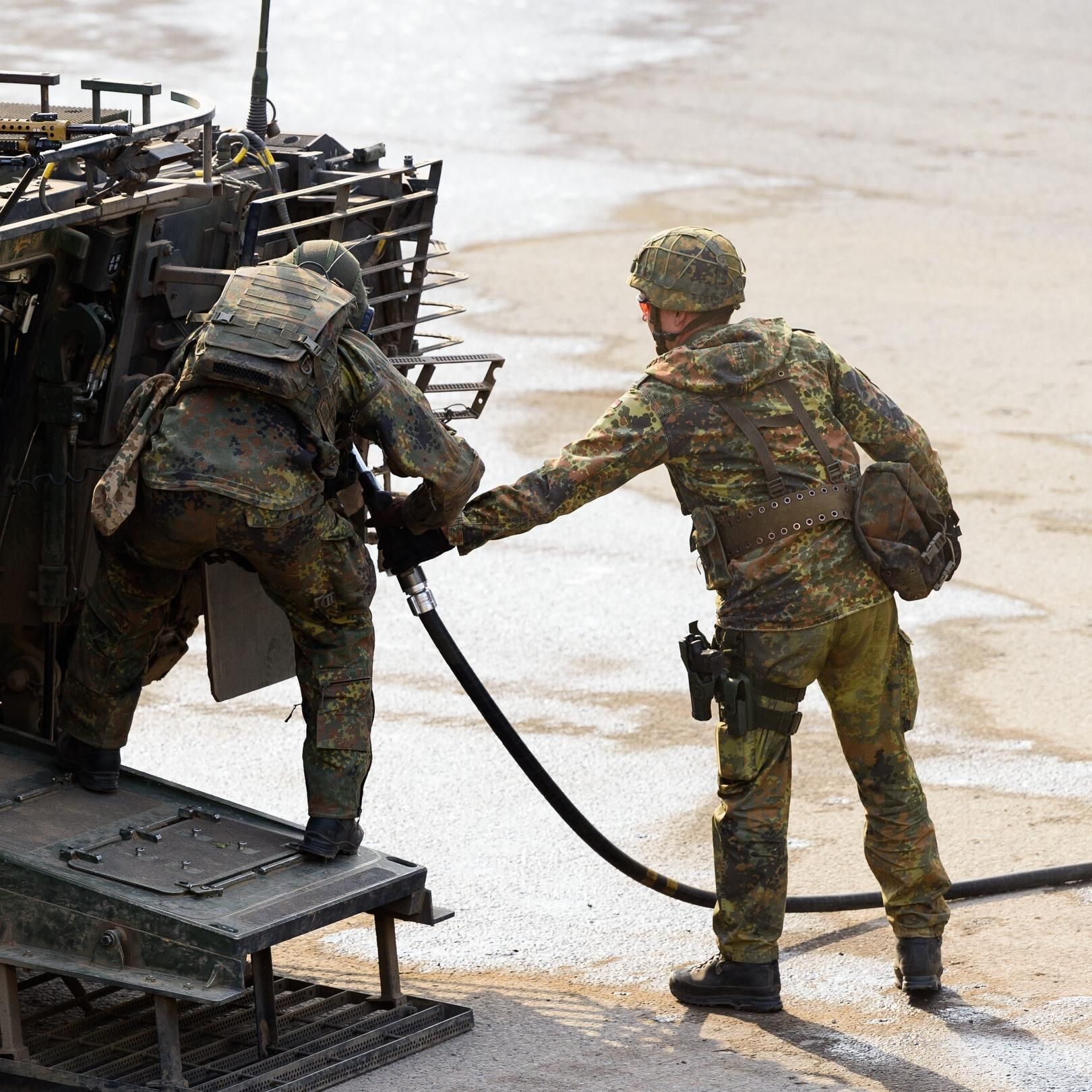 "Die europäischen Treibstoffvorräte reichen für drei Monate Krieg" | Shena Britzen (Rheinmetall) | Nils Aldag (Sunfire) | Kira Vinke (DGAP)
