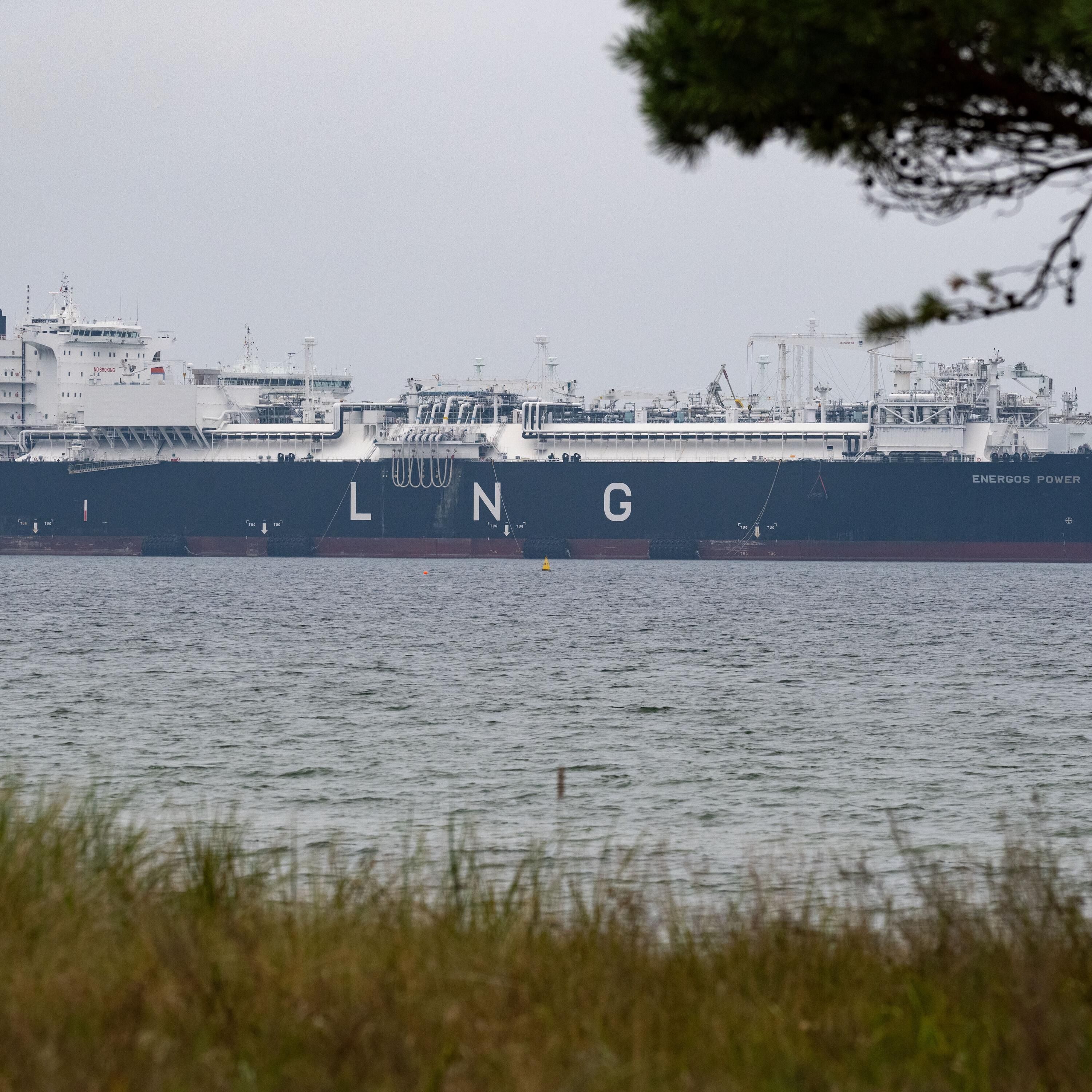 Die Gasspeicher sind "historisch schlecht befüllt", aber das ist kein Problem, denn jetzt kommt LNG