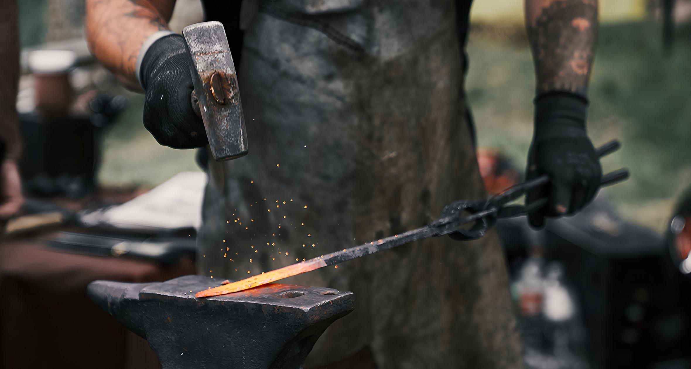 Die Kunst des mittelalterlichen Schwertschmiedens: Einblicke in das Handwerk