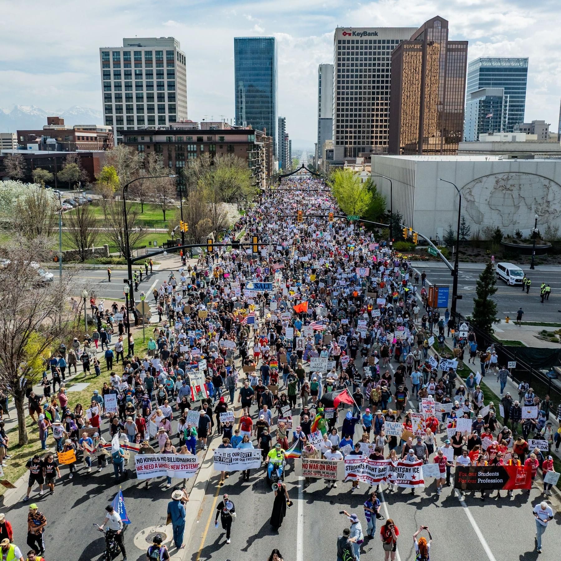 Die Topthemen am Sonntagmorgen: In den USA haben landesweit Kundgebungen gegen US-Präsident Trump stattgefunden unter dem Motto "No Kings"
