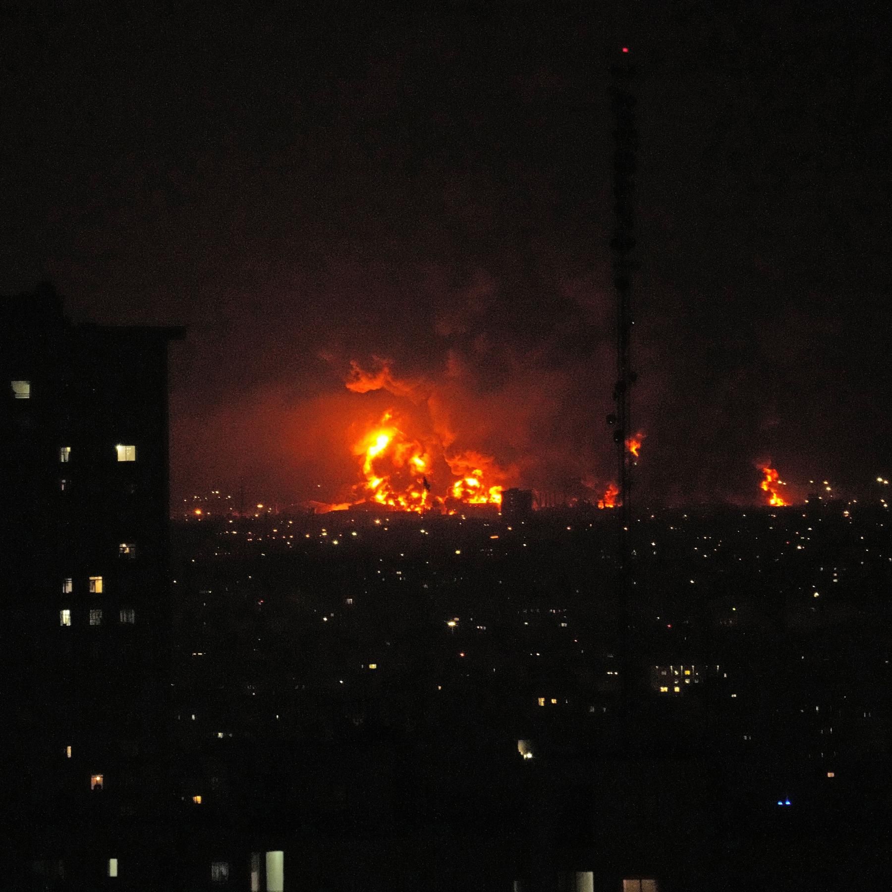 Die Topthemen am Sonntagmorgen: Israel attackiert Treibstofflager bei Teheran - Türkei fordert Ende der Kämpfe