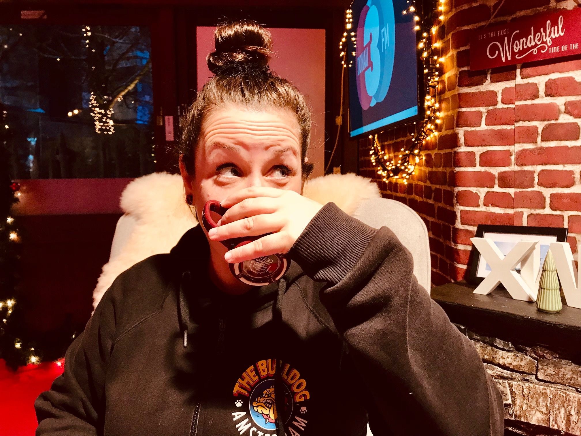 DONAU 3 FM Kult-Moderatorin Saskia Ochner im Weihnachtsmarkt-Studio &lt;3