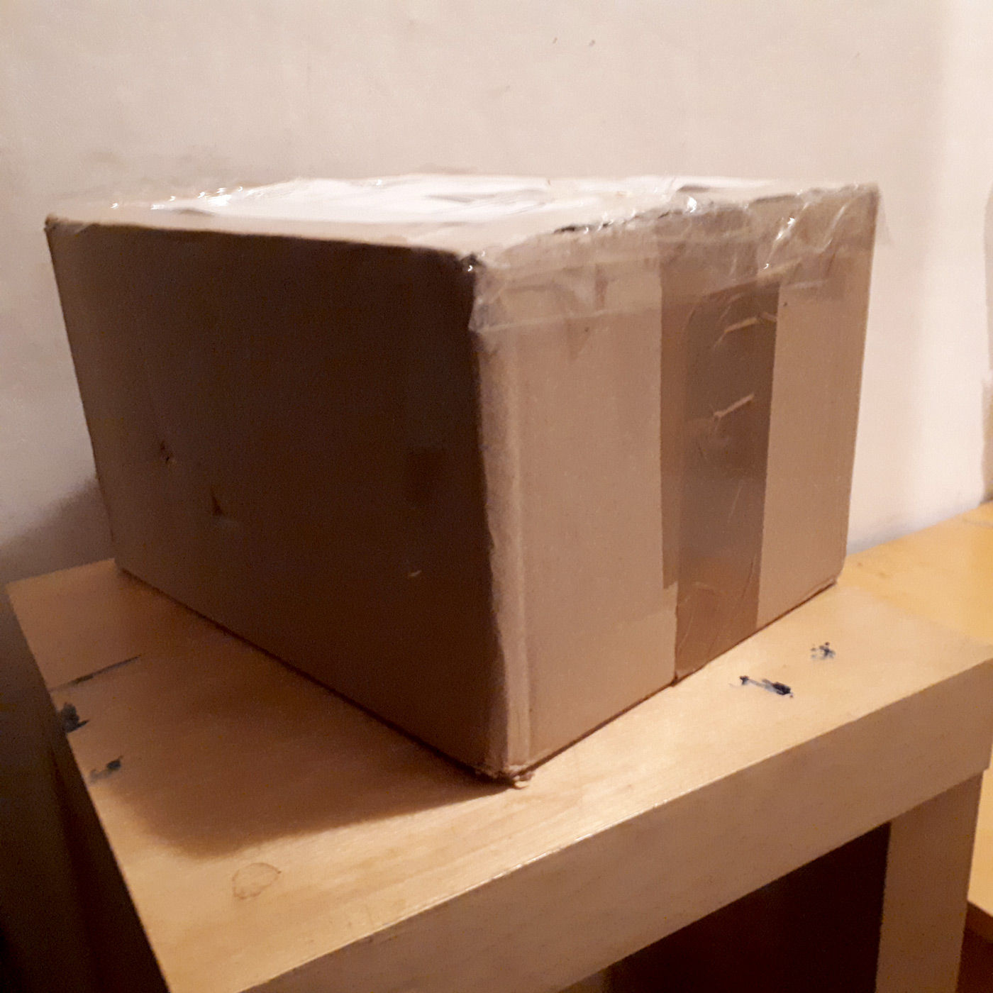 Ein Paket wird geöffnet.
