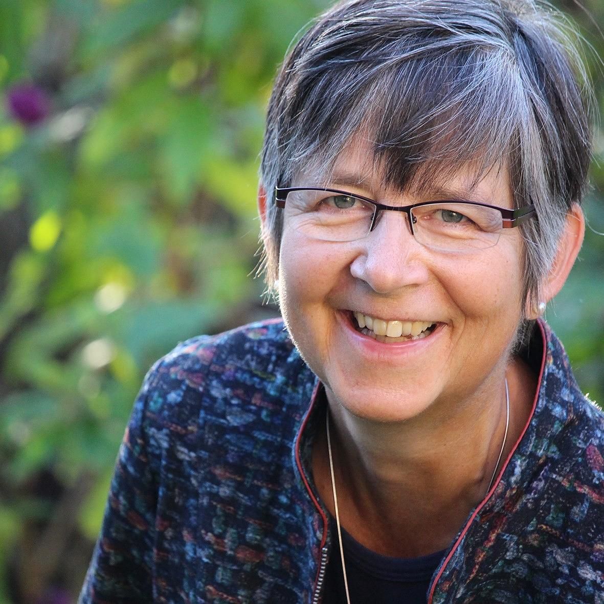 Eine Frau, die sich auf die Suche nach dem ganz Anderen gemacht hat.