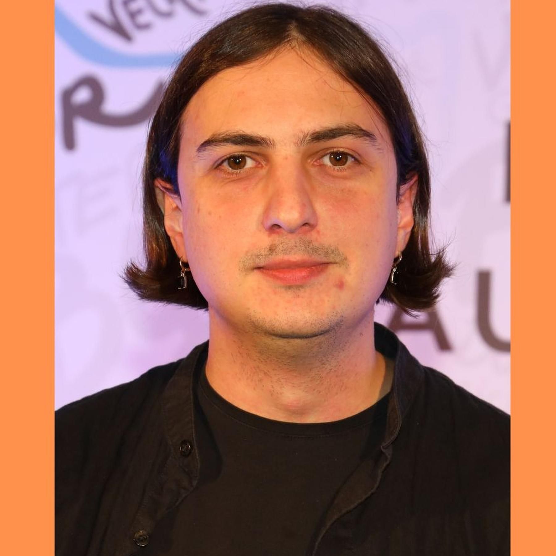 Elias Hirschl, Schriftsteller, Poetry-Slammer und Musiker: schreibt von Eigenbrötlern und Gespenstern