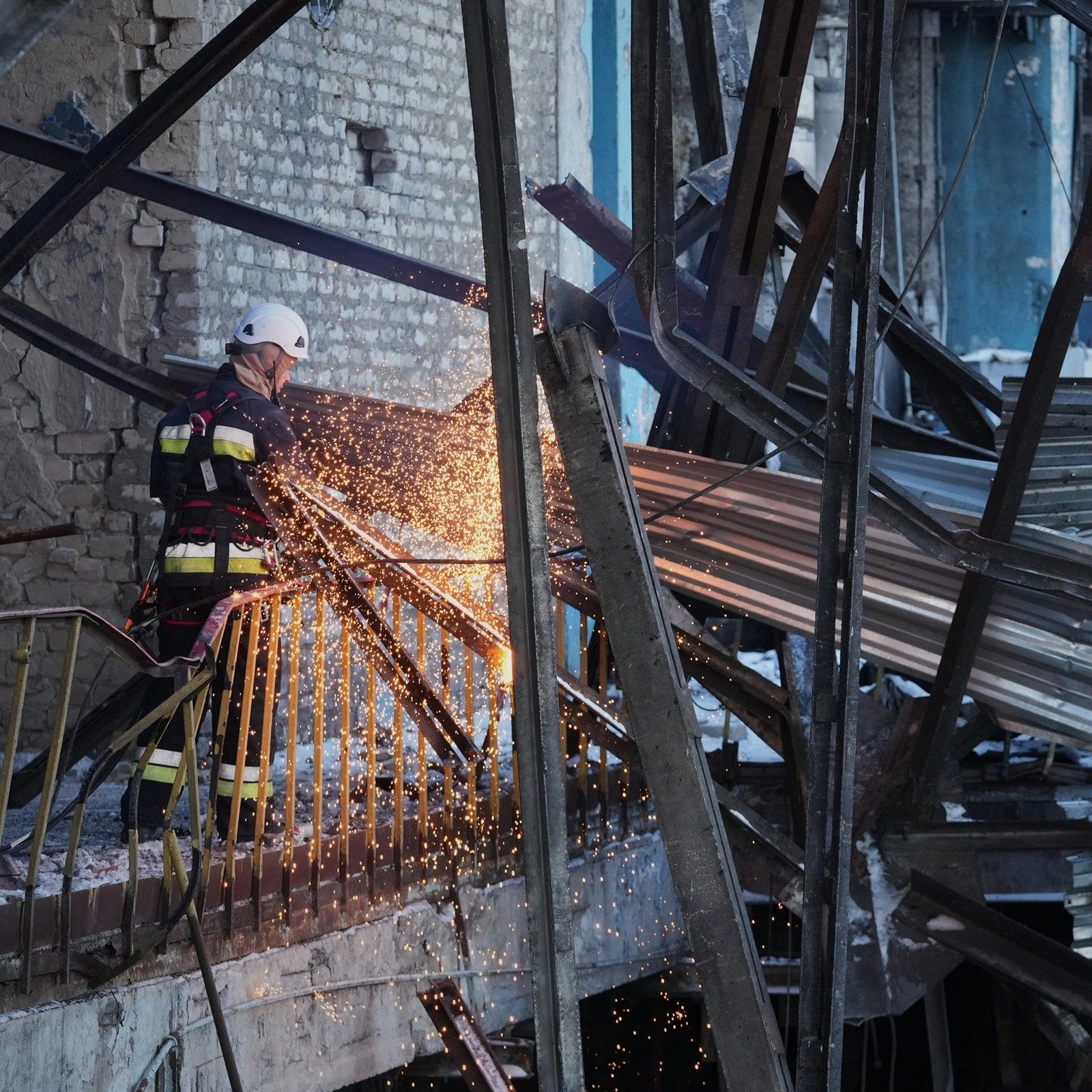 Helden der Improvisation: Energie-Reparaturteams in der Ukraine