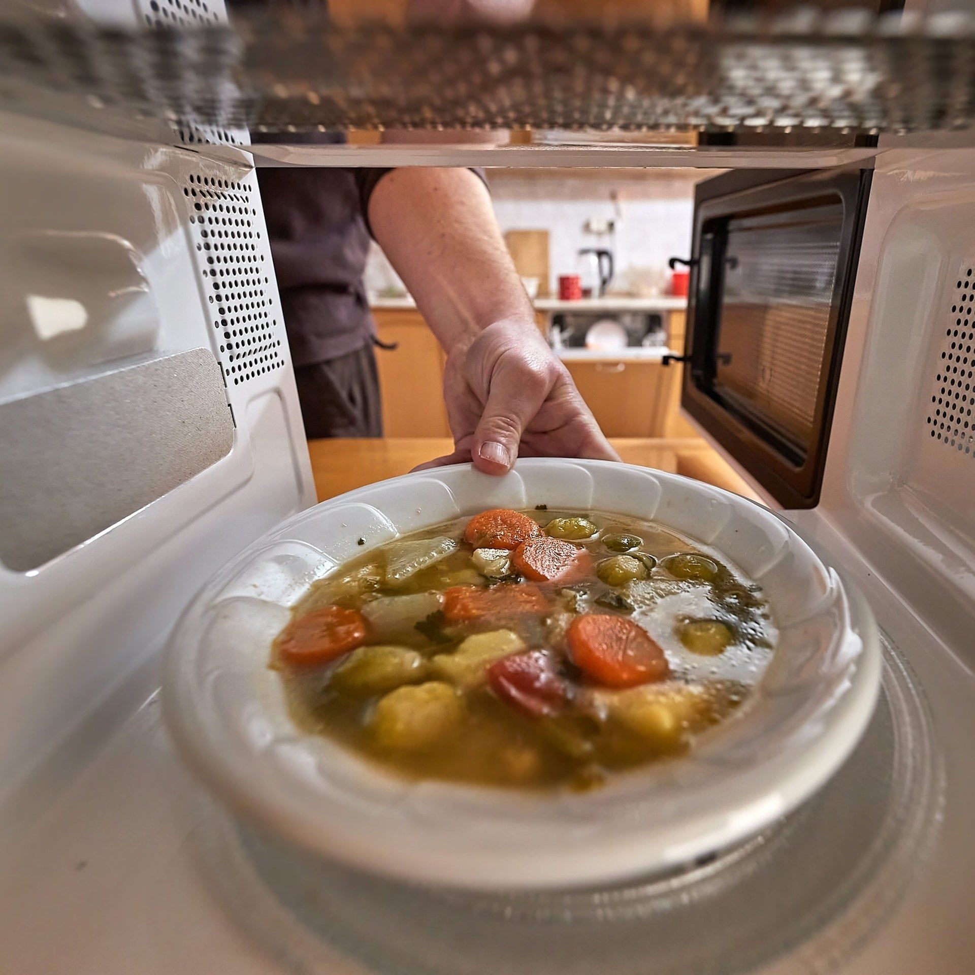 Essen kalt, Teller heiß – was passiert da in der Mikrowelle?