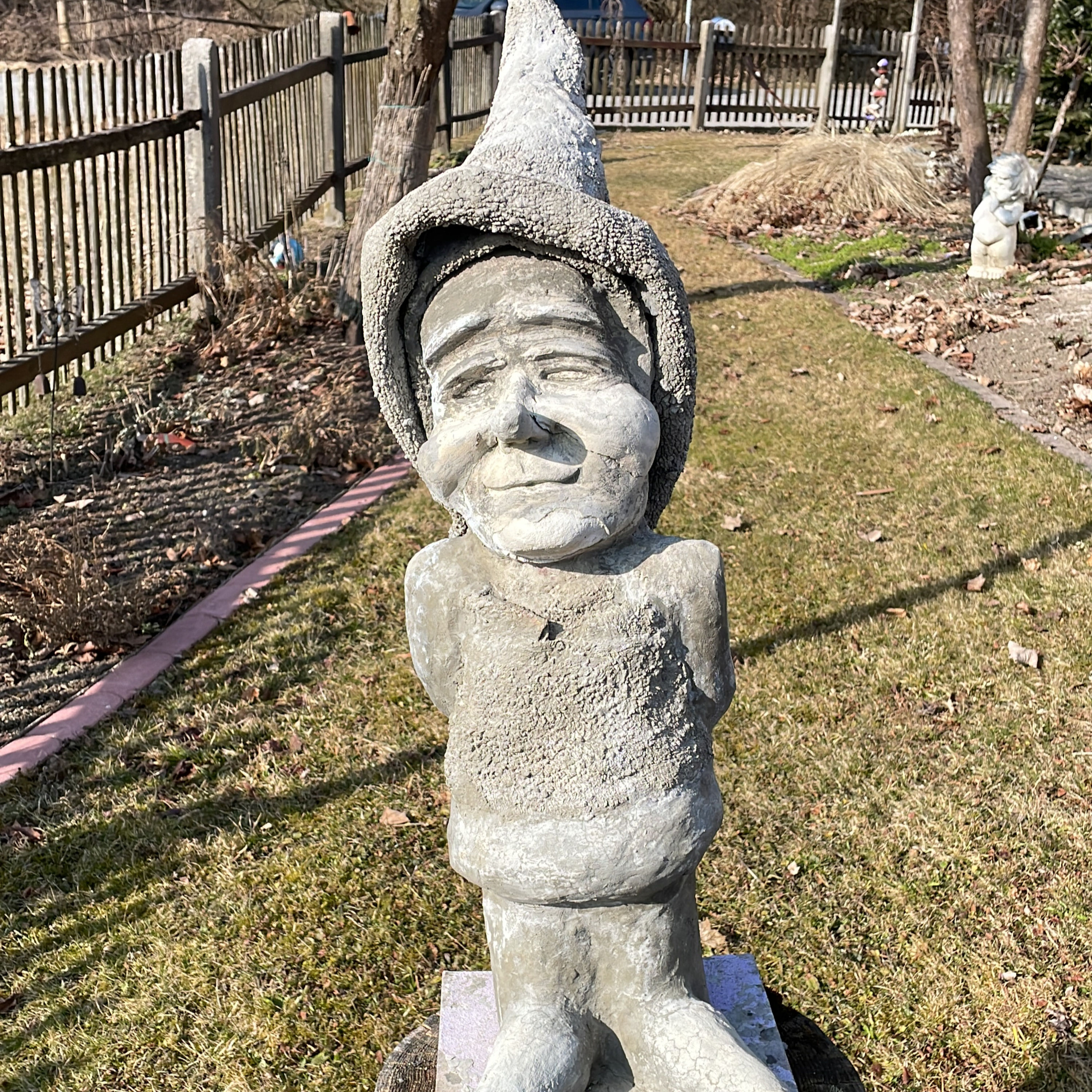 Ferdinand der Gartenkobold prüft den Baumanstrich