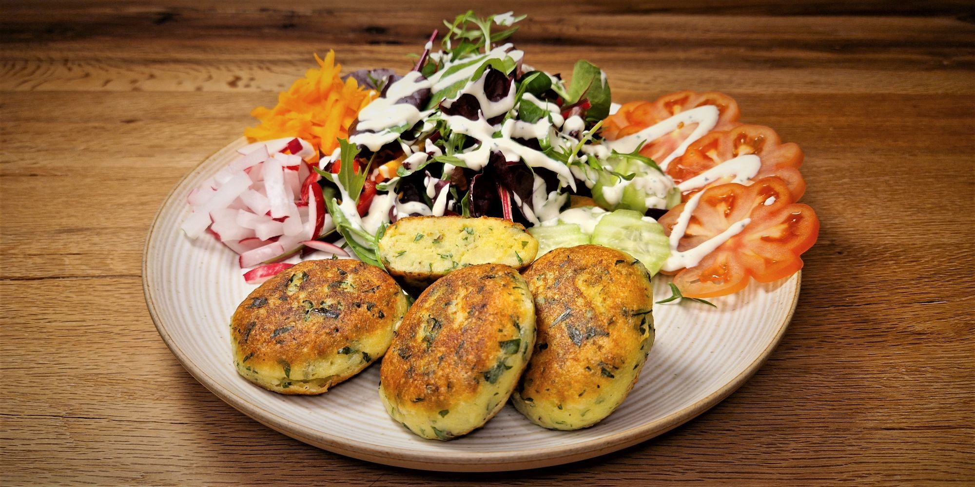 Folge 101 - Knackiger Salat mit Saure-Sahne-Dressing und Quark-Kartoffeltalern