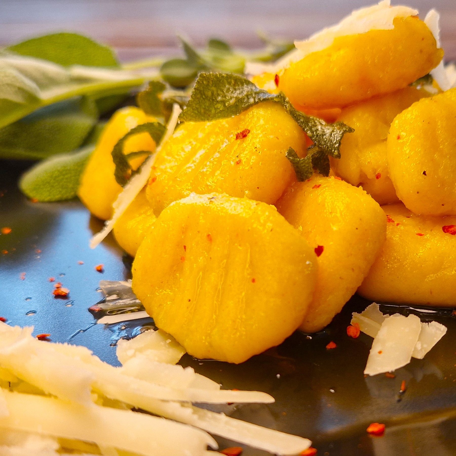Folge 115 - Zauberhaft selbstgemachte Kurkuma-Gnocchi mit Salbei-Parmesan-Butter!