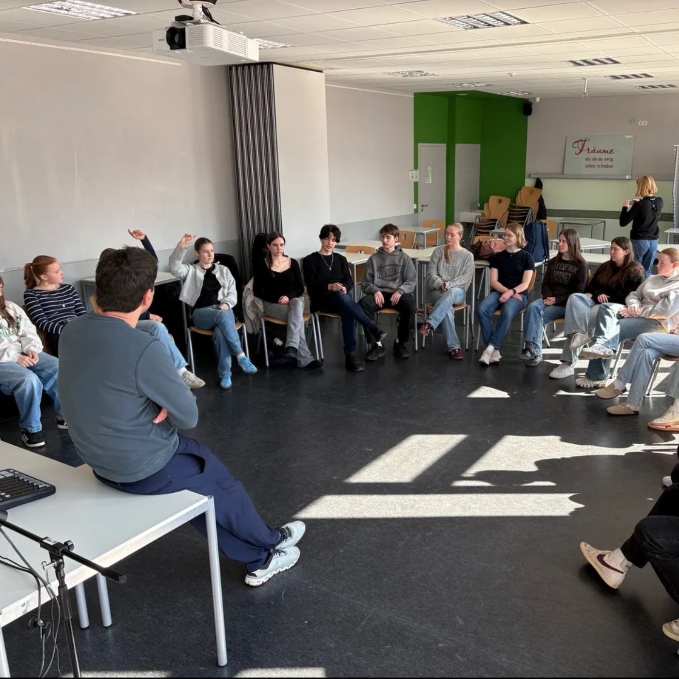 Folge 70: Demokratie-Tour #5 – Schülerstimmen zur politischen Weltlage – Live-Podcast am Gymnasium Nieder-Olm