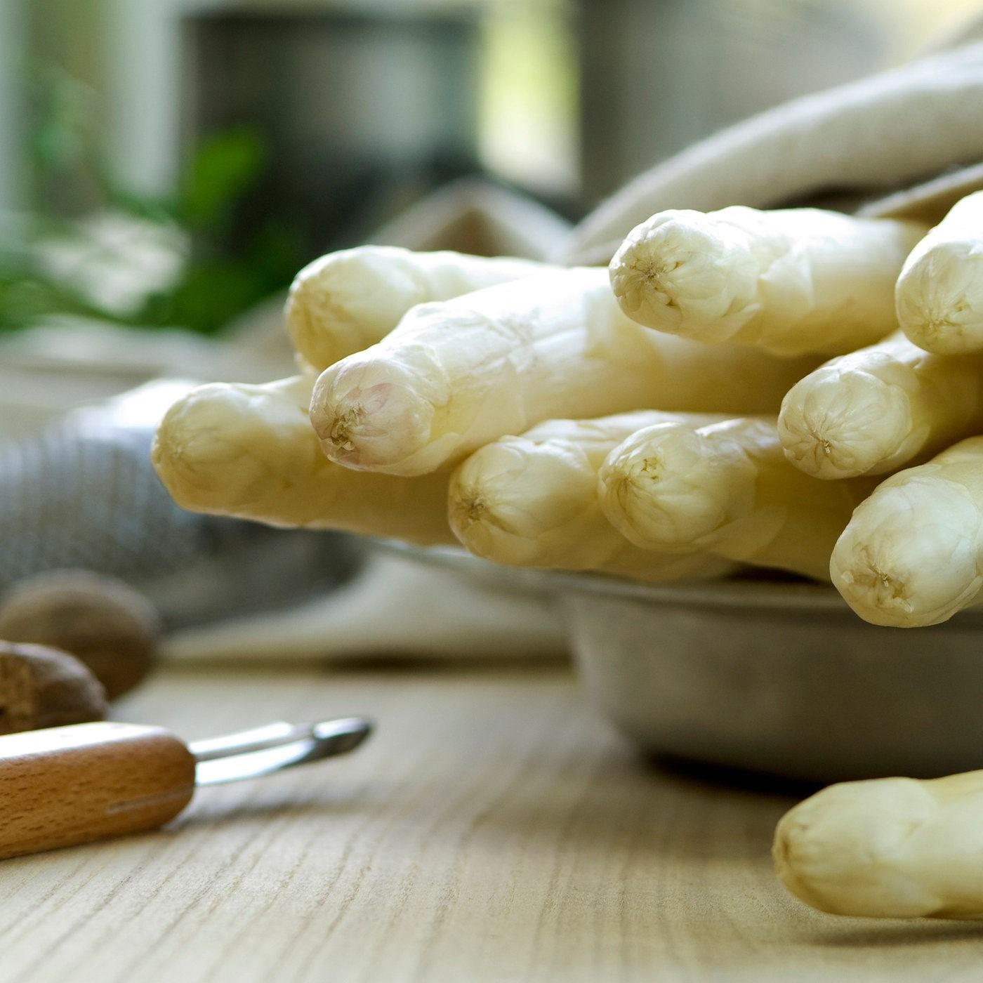 Frühlingsküche: Spargel, Grüne Soße und Rhabarber