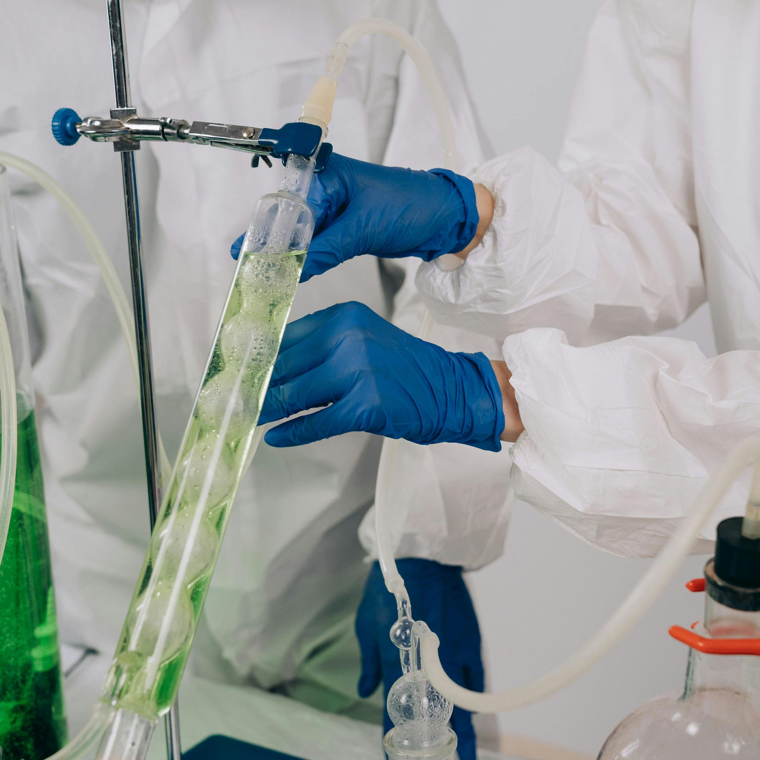 Gefahrstoffe im Fokus: Sicherer Umgang mit Säuren und Laugen – Schwerpunkt Flusssäure