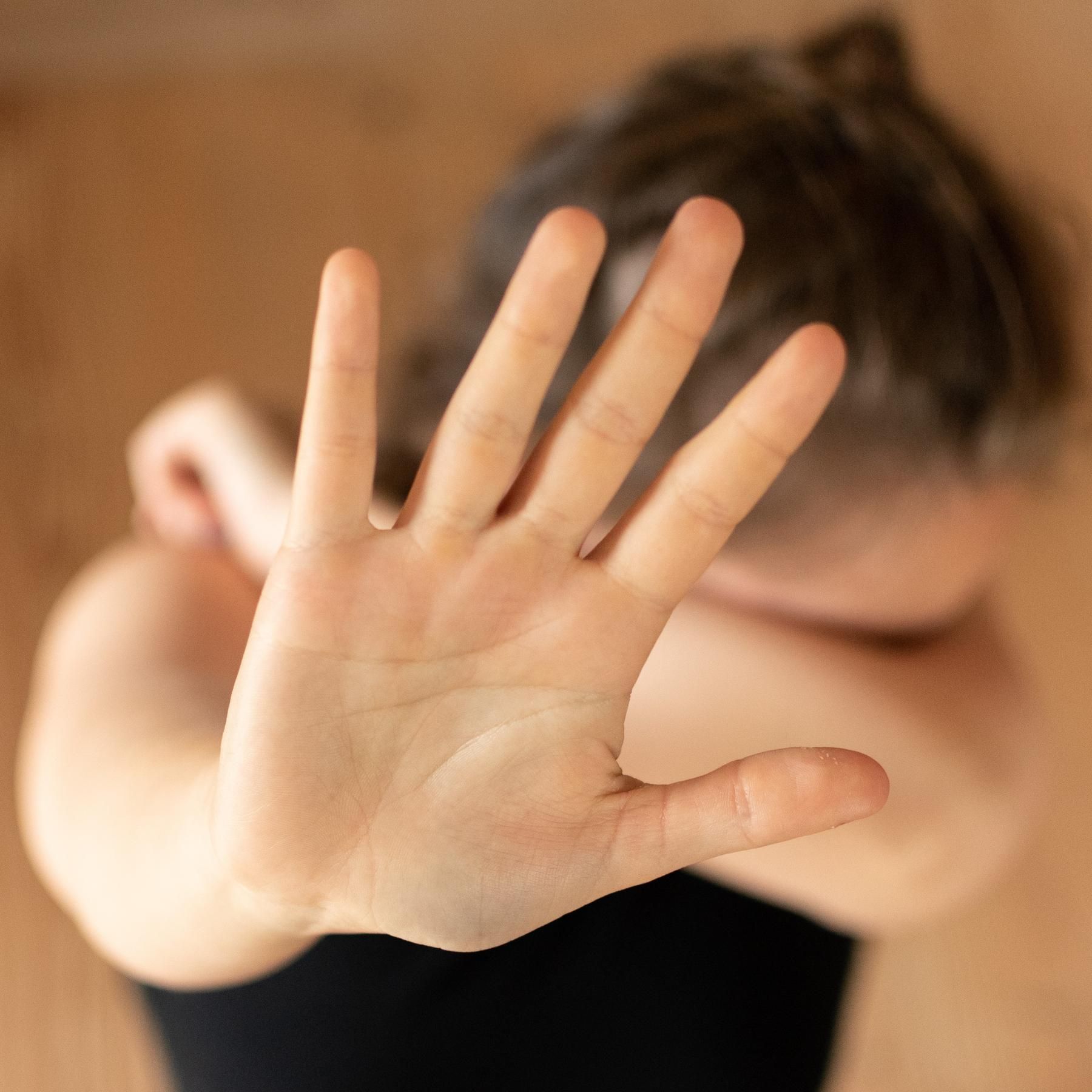 Gewalt gegen Frauen: Was bringt eine Fußfessel?