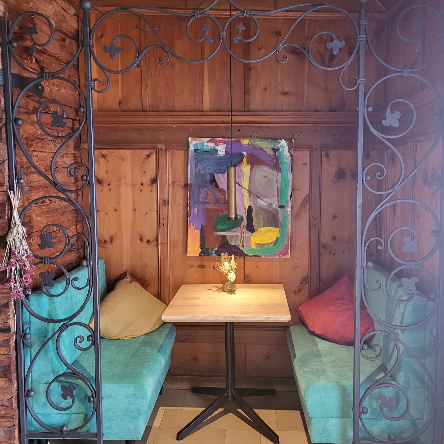 GOLDWERT trifft BIOHOTEL GRAFENAST _ 2/2 _ Wechselnde Kunst & Naturliebhaber als Mitarbeiter _ Pill _ Tirol