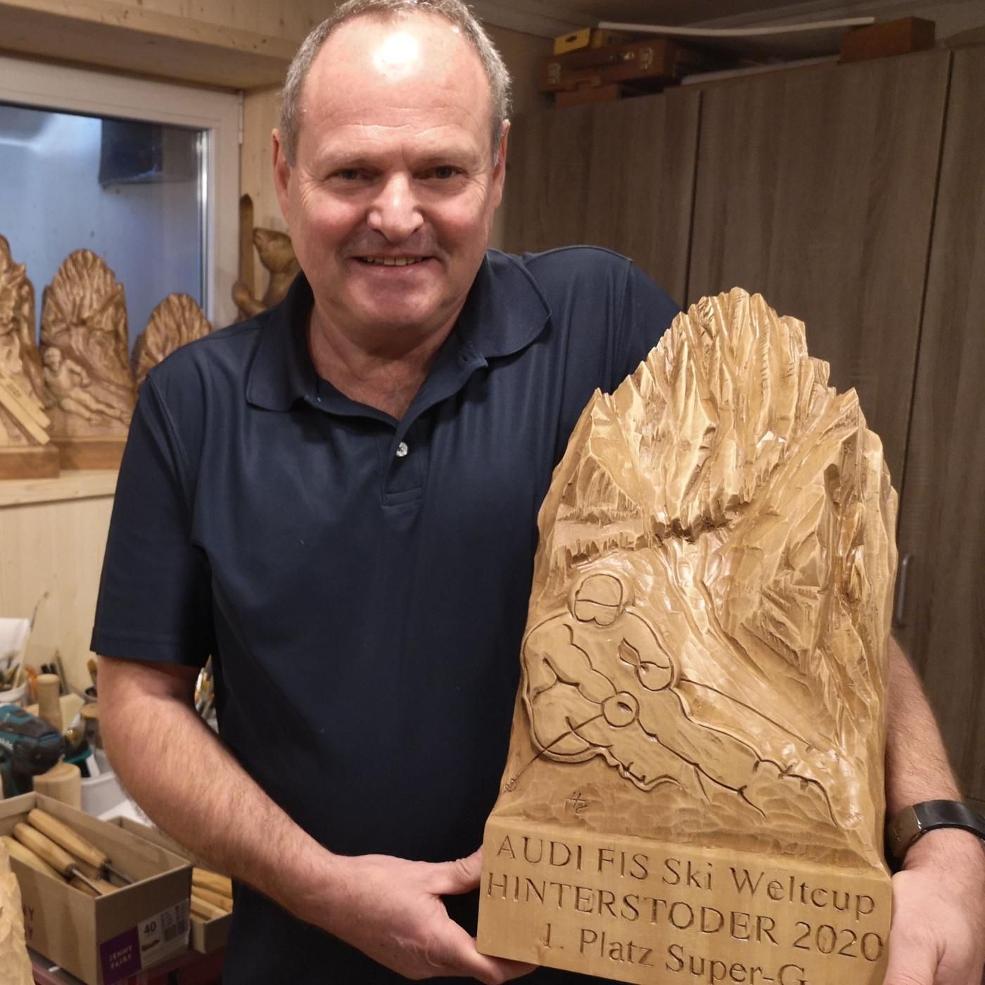 Hans und seine Trophäen für die Skistars