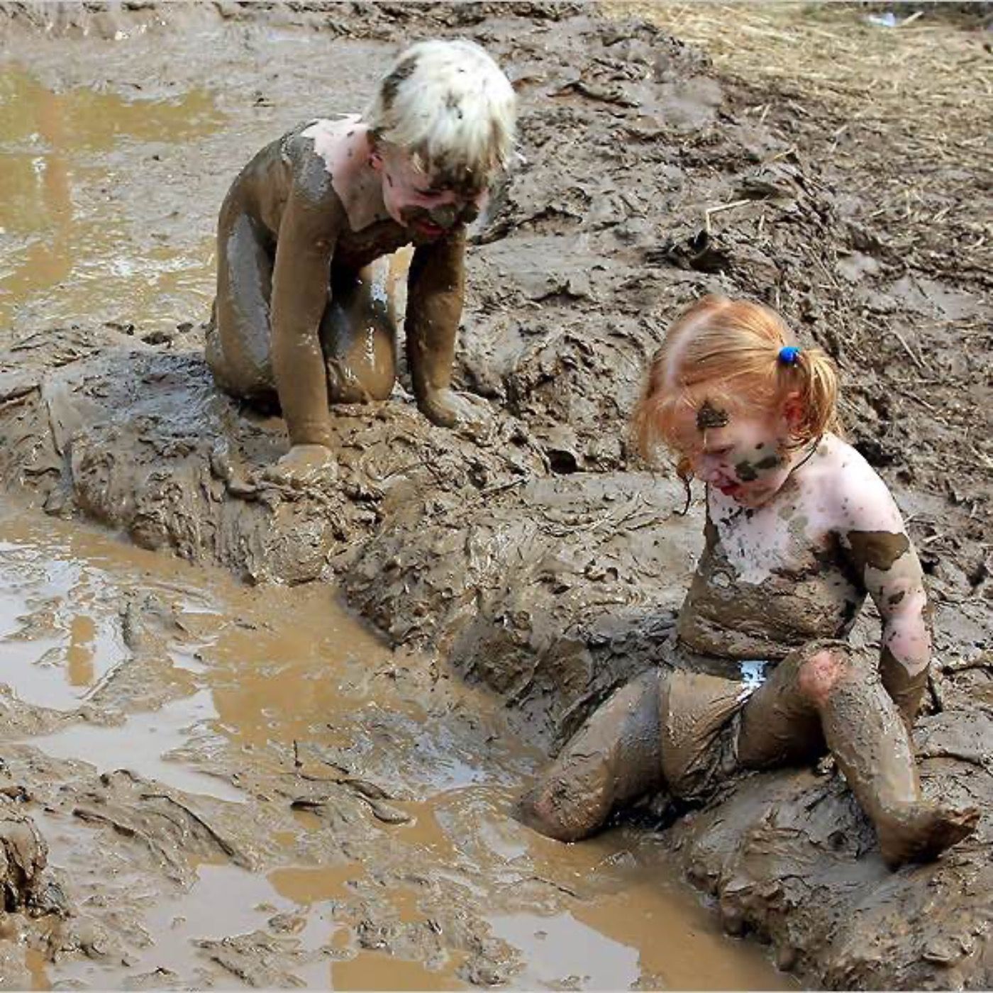 Herrlich! Kinder spielen im Matsch