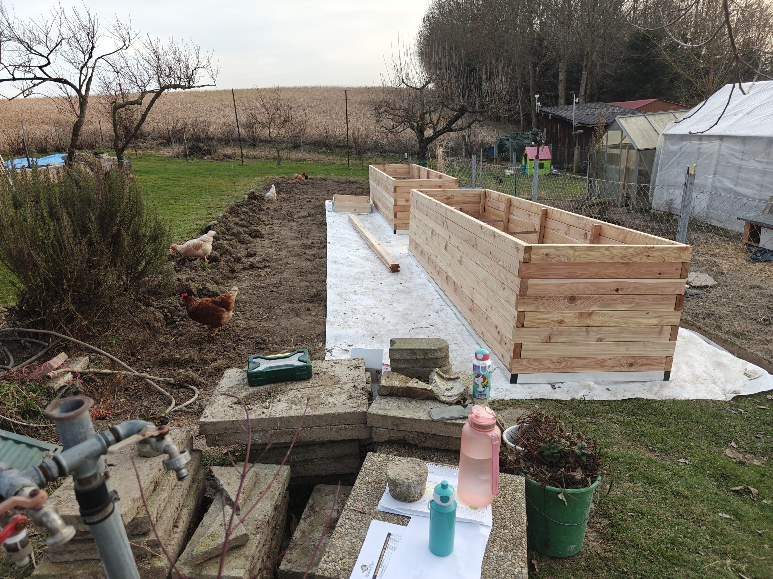 Hochbeet-Baustelle: Wenn Gartenarbeit auf Spritzer trifft