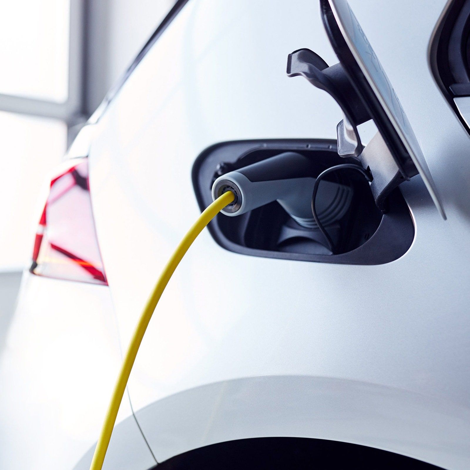 Hohe Spritpreise: Ist jetzt die beste Zeit für ein E-Auto?