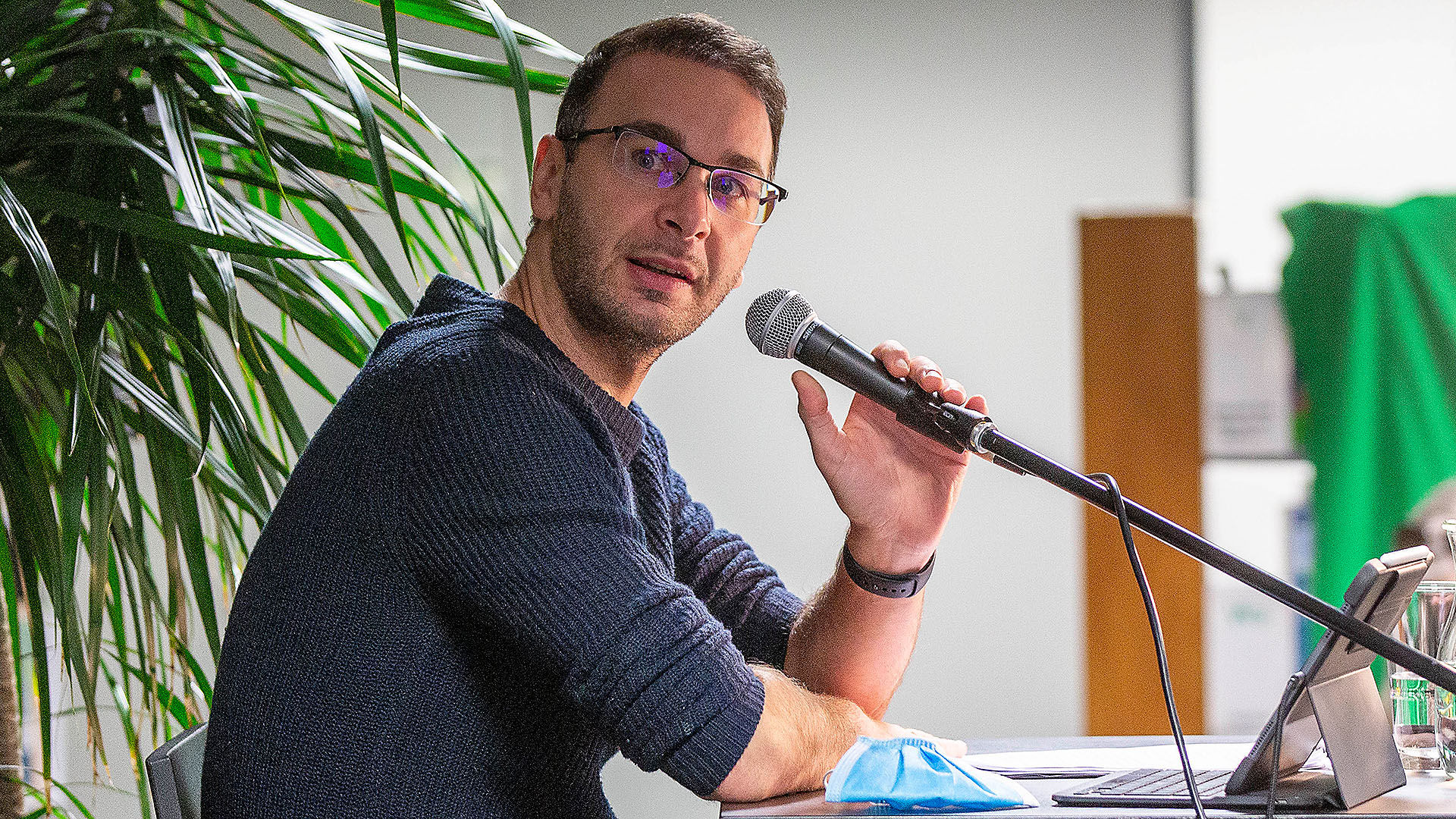 “Ich versuche so zu schreiben, dass es mir als Leser gefallen würde“ | Pierre Jarawan, Autor