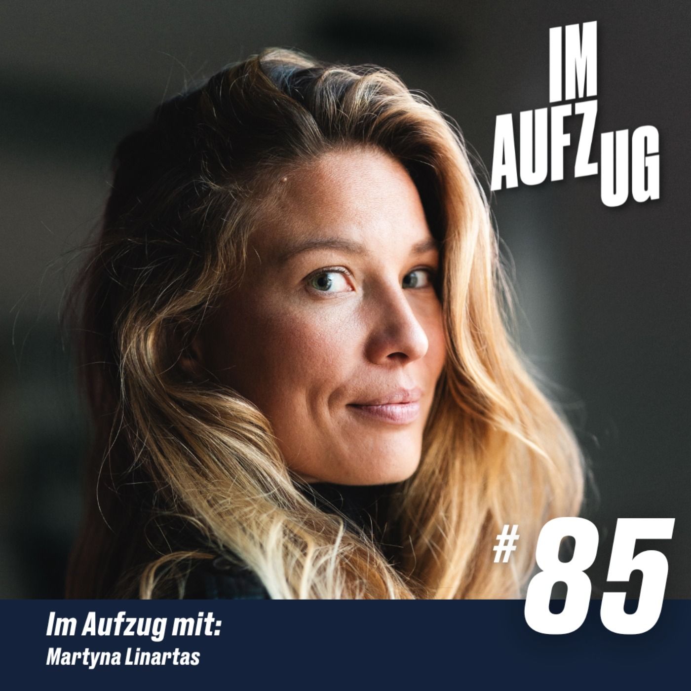 Im Aufzug mit Martyna Linartas