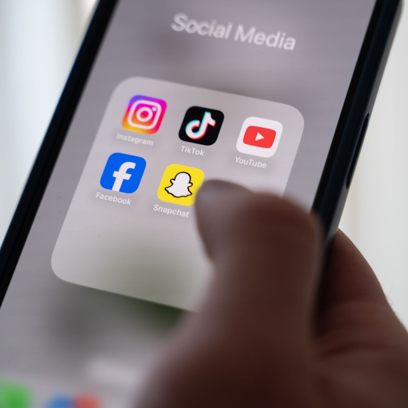 Influencer mischen sich in Streit an Dessauer Schule ein