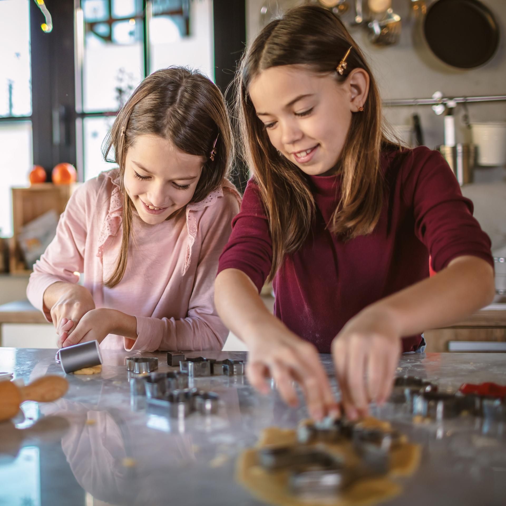 Kakadu - bei euch - Carla und Milla backen Weihnachtsplätzchen