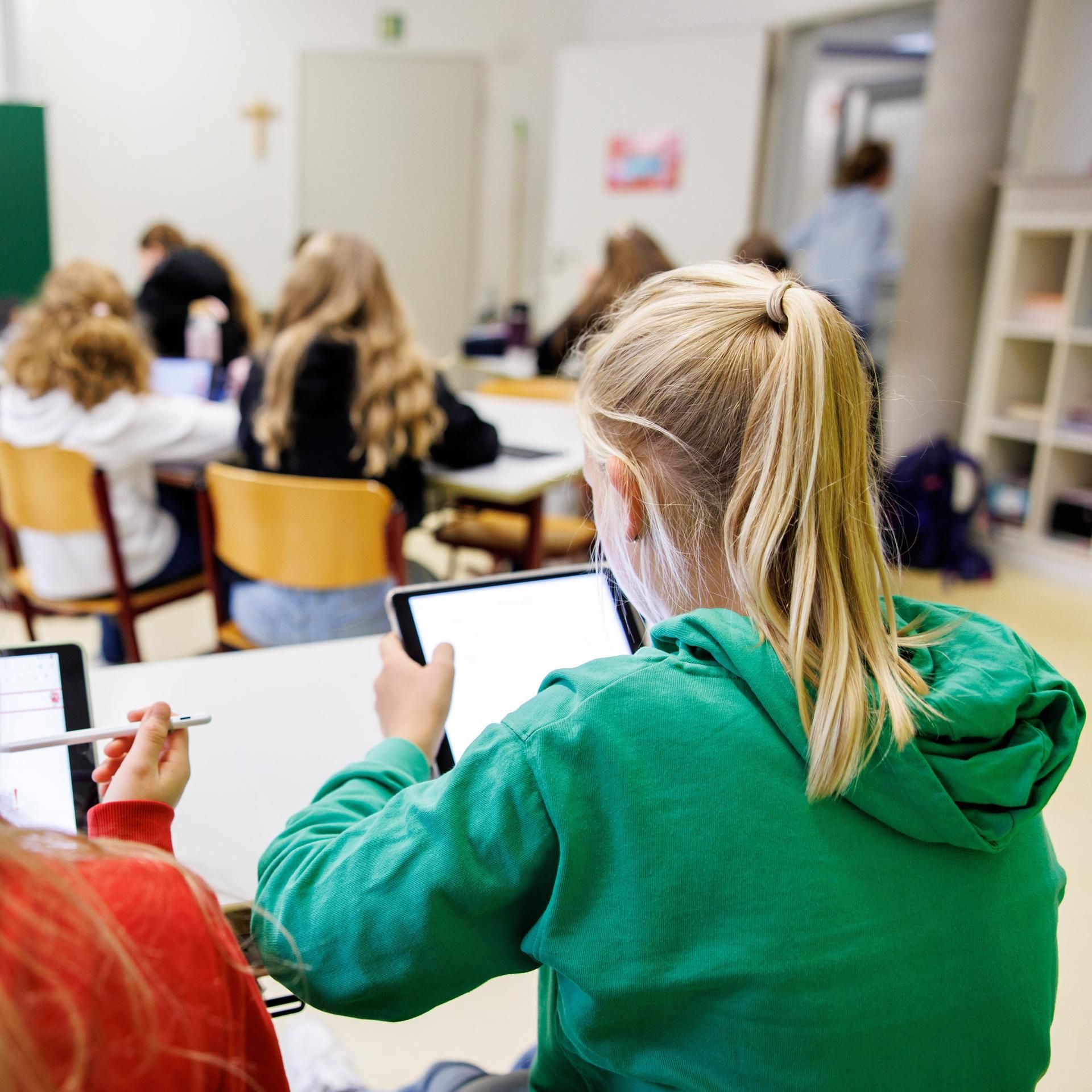 Kakadu - bei euch - Ellas Mama ist Lehrerin an Ellas Schule
