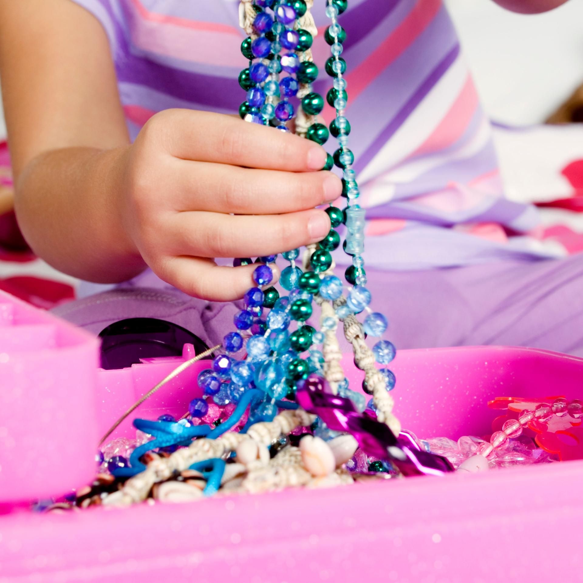 Kakadu - bei euch - Lucy macht Glasperlen