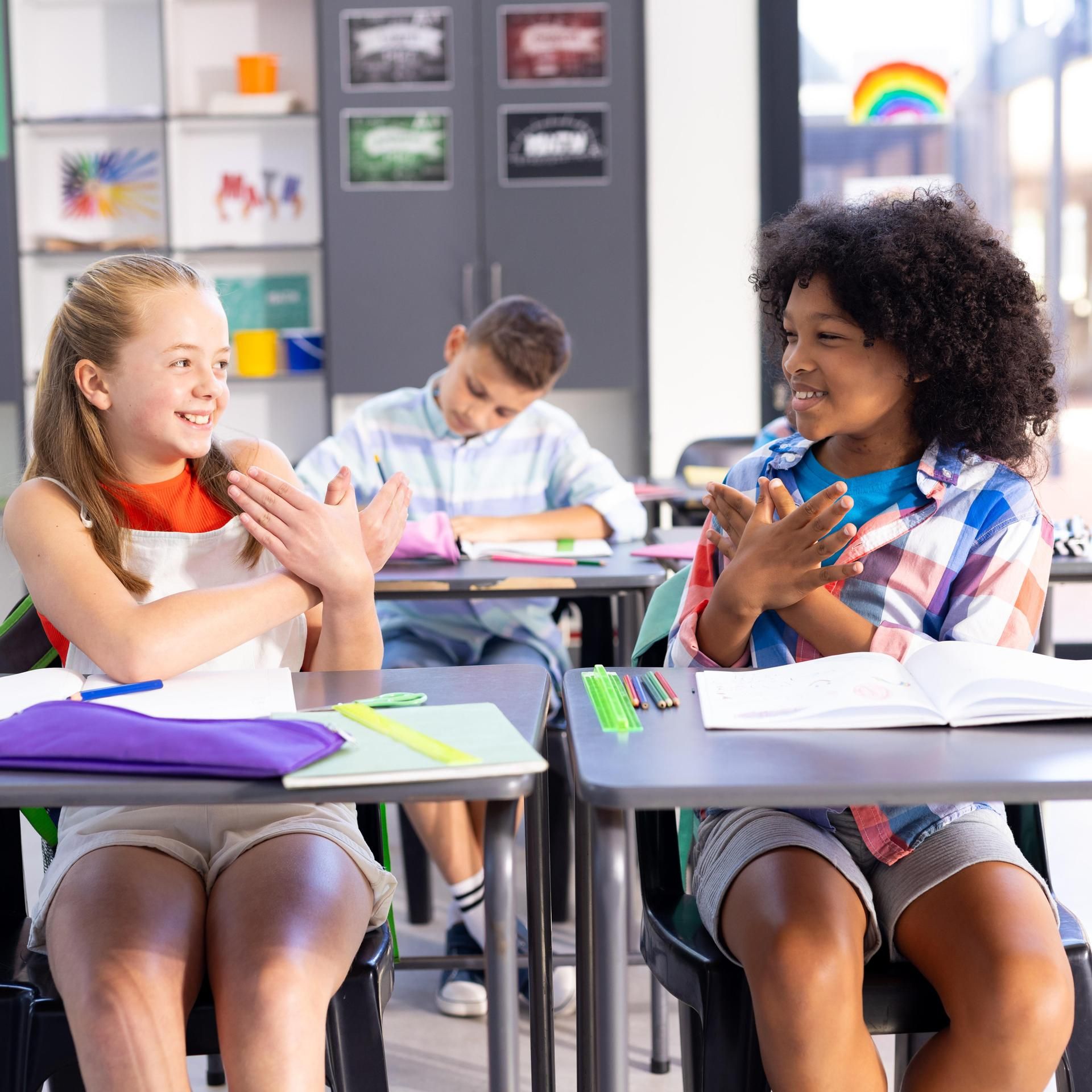 Kakadu - bei euch - Mia spricht Gebärdensprache
